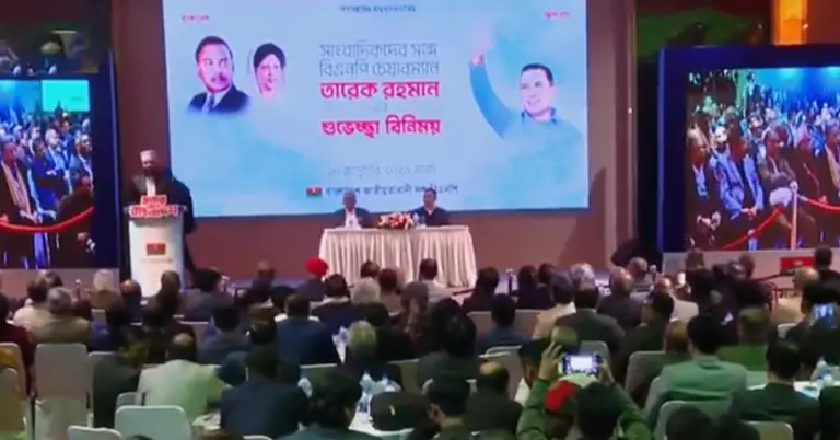 সাংবাদিকদের সঙ্গে শুভেচ্ছা বিনিময় করছেন তারেক রহমান